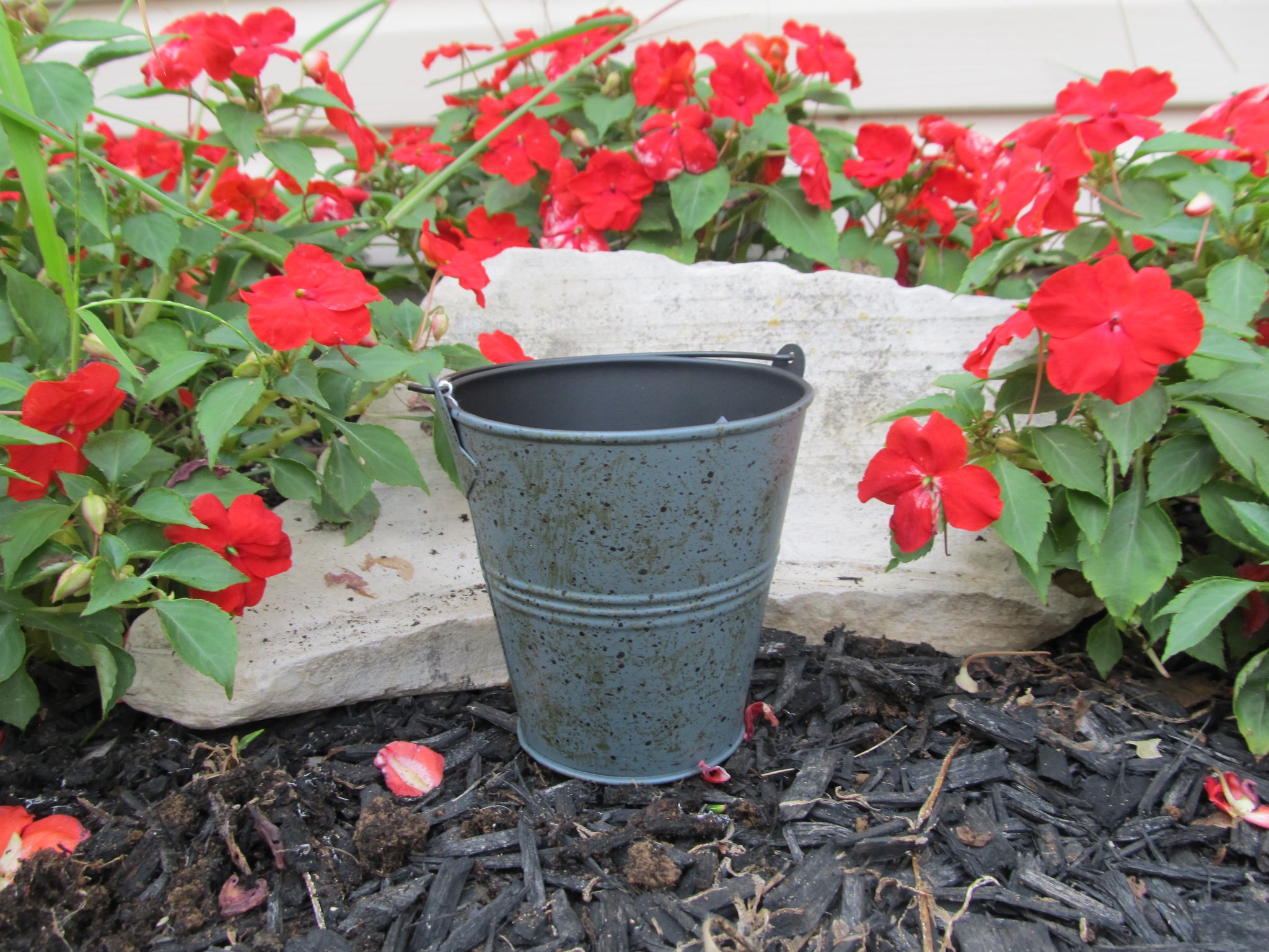 Small Bucket with Handle – Sinking Valley Country Store